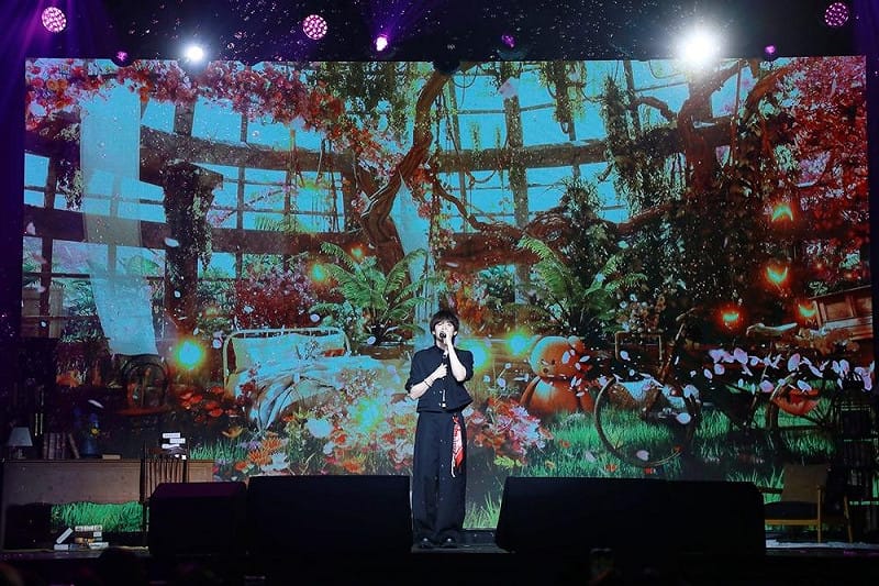 岡旻連續挑戰多首高難度歌曲，包含中文分手神曲〈看著我的眼睛說〉。&nbsp;&nbsp;&nbsp;圖：網銀國際影視／提供