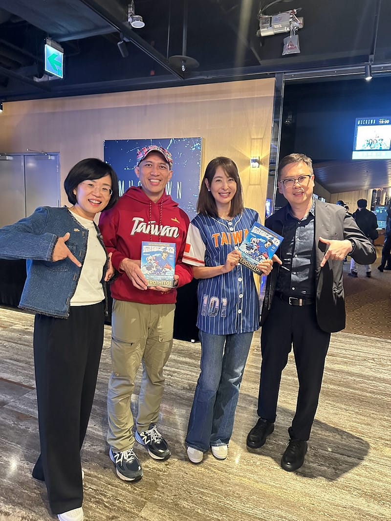  貼文中，賈永婕也配上與民進黨新北市參選人蘇巧慧及其丈夫《冠軍之路》導演龍男．以撒克．凡亞思（Isaac Fan-Ya-Si）的合照。 圖：取自 賈永婕 FB 