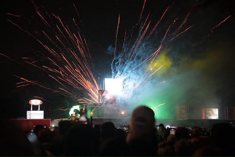 鹽水蜂炮熱鬧登場，今年以「馬到成功 馬年行大運」為主題，打造3座長40尺的大型LED花燈炮城，在鹽水國中集中施放，由台南市長黃偉哲主持啟炮，數百萬支蜂炮齊發有如蜂群傾巢而出，融合極致的感官震撼與聲光效果，讓參與民眾充分感受到這項傳承百年民俗活動的魅力。&nbsp;&nbsp;&nbsp;圖：台南市政府提供
