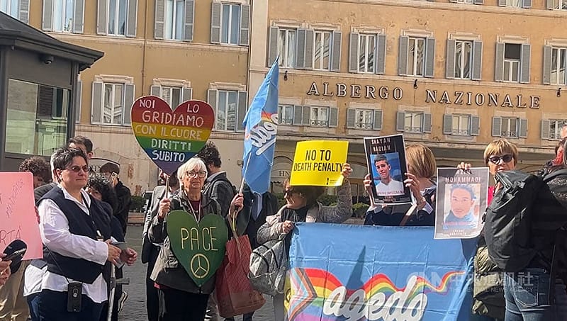 美伊開火成為國際焦點，許多旅居義大利的伊朗僑民，近日紛紛上街慶祝或參與公開活動，圖為3日在義大利國會前的「呼籲釋放伊朗政治犯」快閃活動。中央社記者黃雅詩羅馬攝 115年3月4日&nbsp;&nbsp;&nbsp;圖：中央社提供