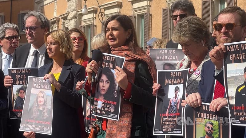 曾任義大利國會議長的民主黨（PD）議員博爾德里尼（Laura Boldrini）（持麥克風者）3日參加一場快閃活動，呼籲伊朗釋放先前上街示威抗議的青年。中央社記者黃雅詩羅馬攝 115年3月4日&nbsp;&nbsp;&nbsp;圖：中央社提供