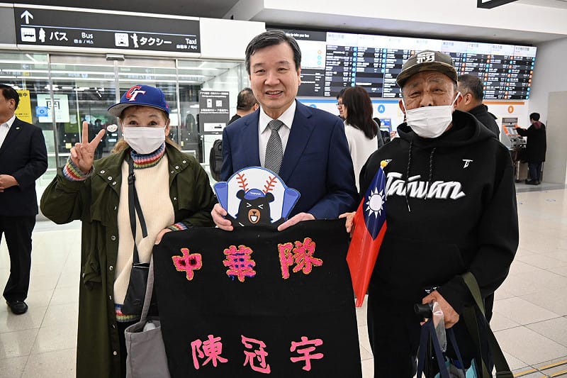 駐日大使李逸洋的日本友人還特別從千葉縣趕至,穿著寫有Team Taiwan的帽T,戴著「冠」字帽子、製作寫著陳冠宇字樣的布條到場加油。 圖:翻攝李逸洋臉書 駐日大使李逸洋的日本友人還特別從千葉縣趕至,穿著寫有Team Taiwan的帽T,戴著「冠」字帽子、製作寫著陳冠宇字樣的布條到場加油。 圖:翻攝李逸洋臉書