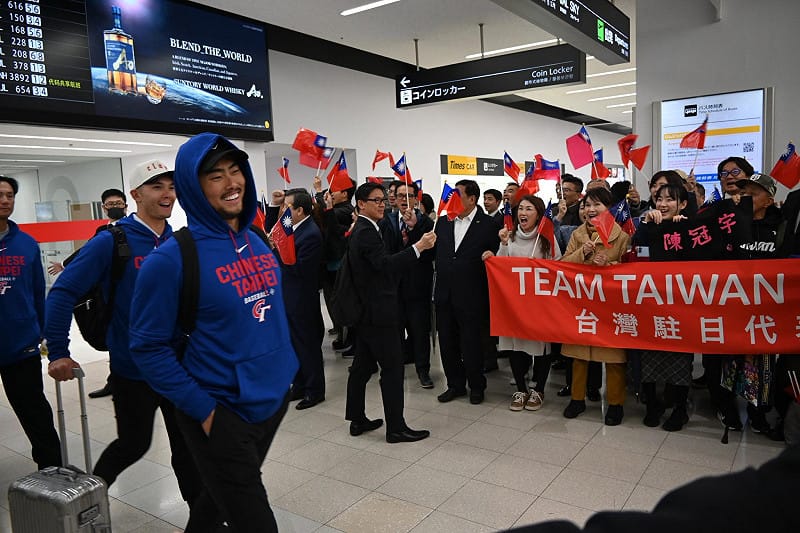 有僑胞看到台灣隊選手出關時，高喊「臺灣加油」、「Team Taiwan No.1」。&nbsp;&nbsp;&nbsp;圖：翻攝李逸洋臉書