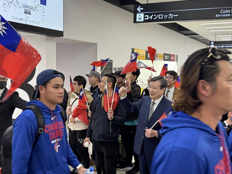 台灣隊抵達東京羽田機場準備參加經典賽，我國駐日大使李逸洋也率駐處官員、以及僑胞等70位以上接機。&nbsp;&nbsp;&nbsp;圖：翻攝李逸洋臉書