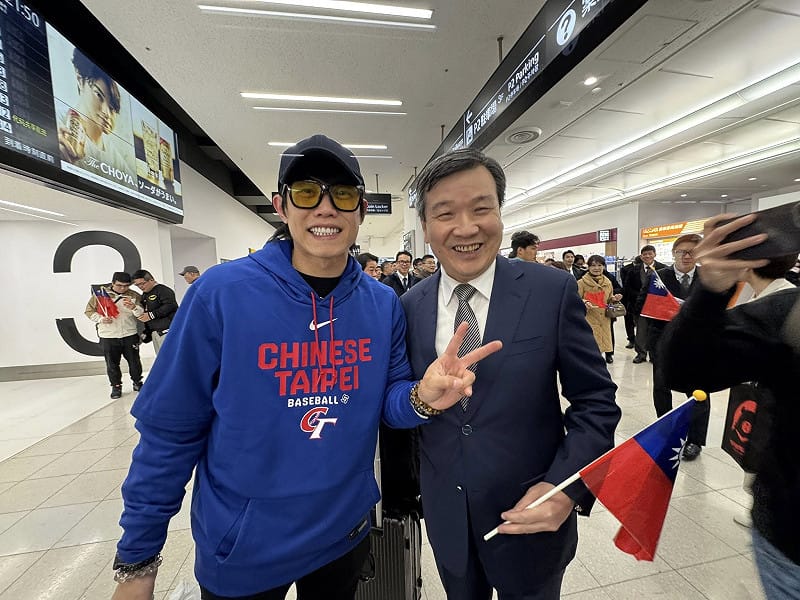 我國駐日大使李逸洋與選手陳冠宇合照並比出勝利V的手勢。 圖:翻攝李逸洋臉書 我國駐日大使李逸洋與選手陳冠宇合照並比出勝利V的手勢。 圖:翻攝李逸洋臉書