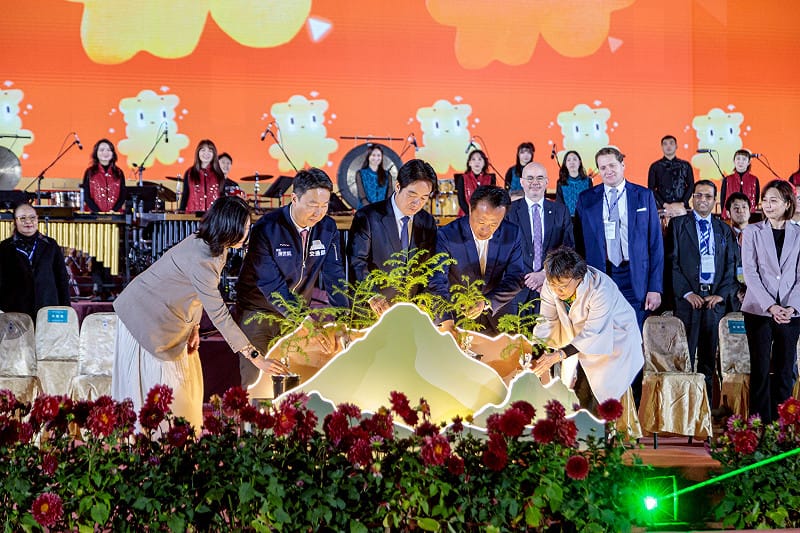 2026台灣燈會3月3日開燈，主燈「世界的阿里山」點亮嘉義 100萬人次共襄盛舉。&nbsp;&nbsp;&nbsp;圖：嘉義縣政府提供