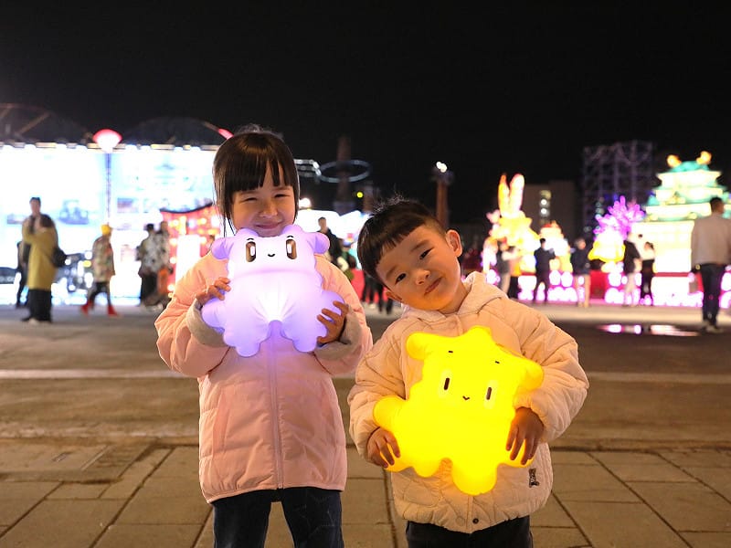  2026台灣燈會3月3日開燈，小朋友開心拿提燈玩樂。 圖：嘉義縣政府提供 