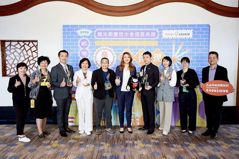 高閔琳(右五)在台北與高市獲獎觀光業者合影。 &nbsp;&nbsp;&nbsp;圖：高雄市觀光局/提供