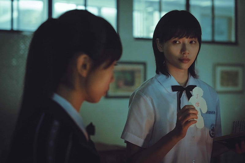 高中女學⽣在教室進⾏禁忌招靈遊戲「⿁牽⼿」。&nbsp;&nbsp;&nbsp;圖：網銀國際影視／提供