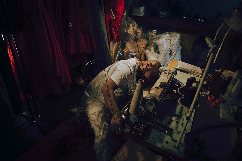 美麗本人在片中玩過鬼牽手遊戲後，不明原因慘死。&nbsp;&nbsp;&nbsp;圖：網銀國際影視／提供