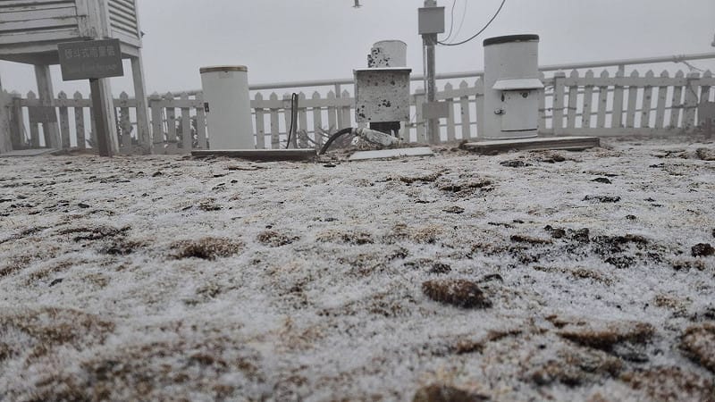 玉山氣象站也披上白色冰霜。&nbsp;&nbsp;&nbsp;圖：中央氣象署／提供