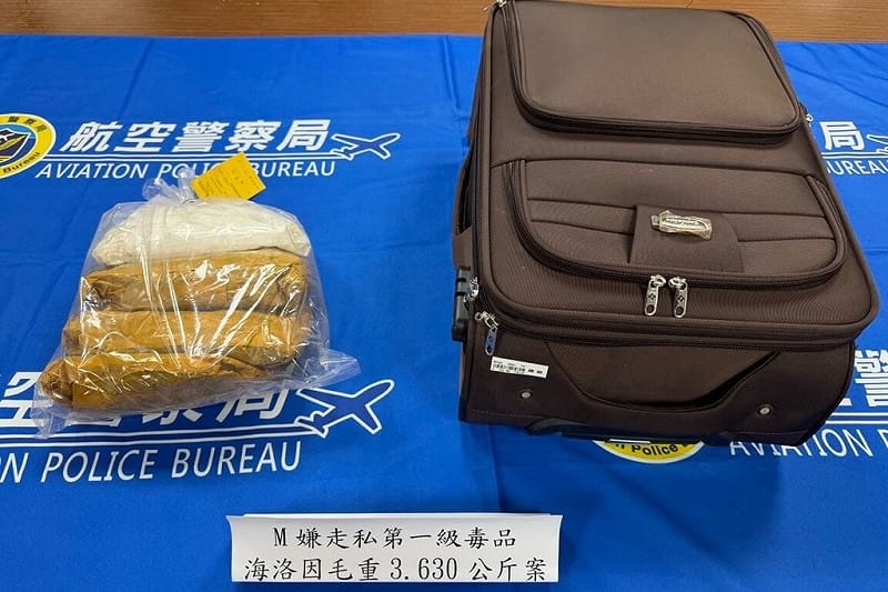 航空警察局4日表示，有拉脫維亞籍女子聽從網戀假軍官指示，赴馬來西亞帶「耶誕禮物」來台相聚，在桃園機場遭查出毒品海洛因3.63公斤，不但求愛不成，反而遭以毒品罪嫌送辦。（航空警察局提供）中央社記者吳睿騏桃園機場傳真　115年3月4日&nbsp;&nbsp;&nbsp;