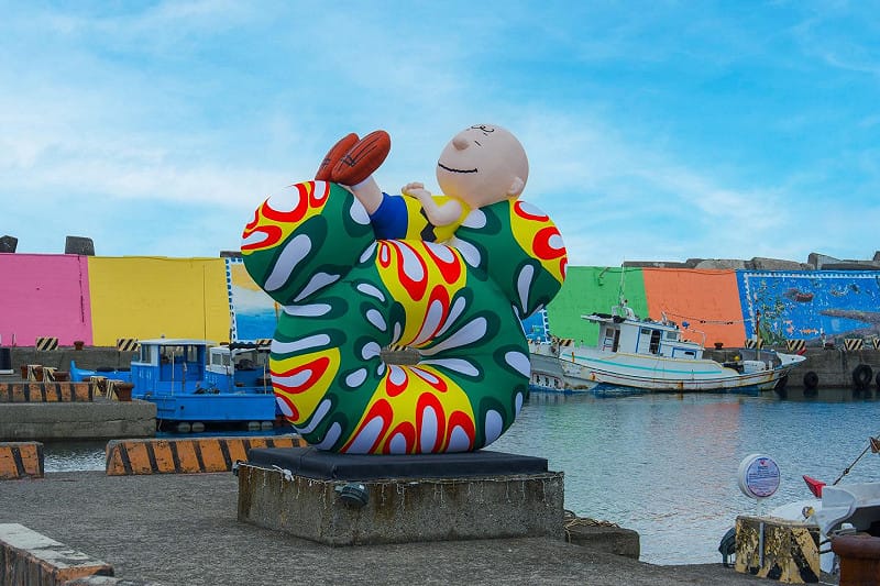 在山海漁港的查理布朗。&nbsp;&nbsp;&nbsp;圖：翻攝自屏東藝遊Pingtung Performing Art臉書