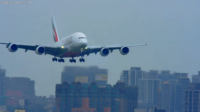 桃機第二航廈的即時影像，清楚記錄EK-366抵台到降落的感動瞬間。&nbsp;&nbsp;&nbsp;圖：翻攝自桃園國際機場 北跑道觀景台即時影像