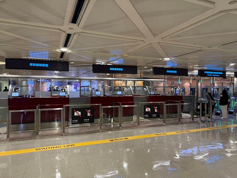 桃園機場設置「專案查驗櫃檯」引導返臺旅客辦理手續。&nbsp;&nbsp;&nbsp;圖：桃機公司／提供