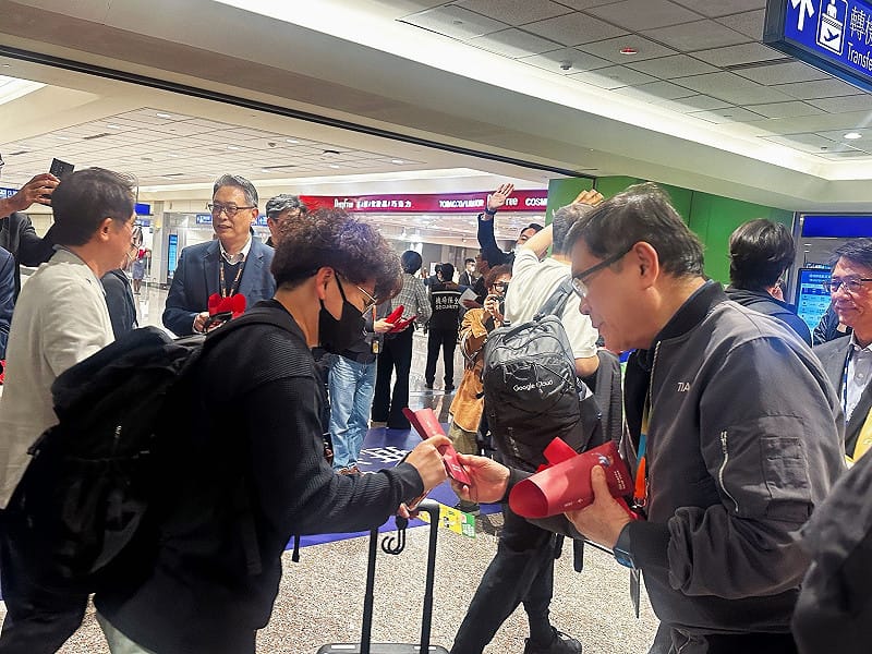 桃機公司董事長楊偉甫（右）代表桃機致贈從中東杜拜機場平安返國旅客蘋果酥，意寓「平安回家」。&nbsp;&nbsp;&nbsp;圖：桃機公司／提供