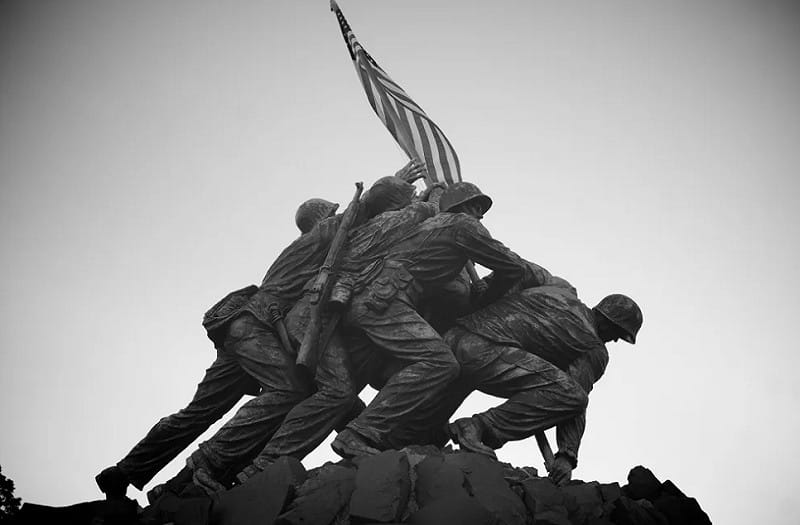 美國維吉尼亞州陸戰隊戰爭博物館外的「硫磺島豎立星條旗」雕像。美國與日本軍隊曾於二戰時期在此激烈交戰。&nbsp;&nbsp;&nbsp;圖 : 翻攝自Public Domain