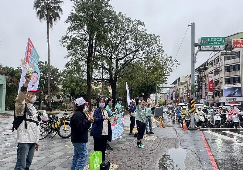 選戰倒數階段，蔡旺詮率「妃妃鐵馬隊」穿梭大街小巷，以騎乘腳踏車方式拜訪鄰里、走訪市場、站路口向市民揮手致意，議會同仁陳怡珍、周麗津等人，也冒雨到場力挺，展現團結氣勢。&nbsp;&nbsp;&nbsp;圖：蔡旺詮服務處提供