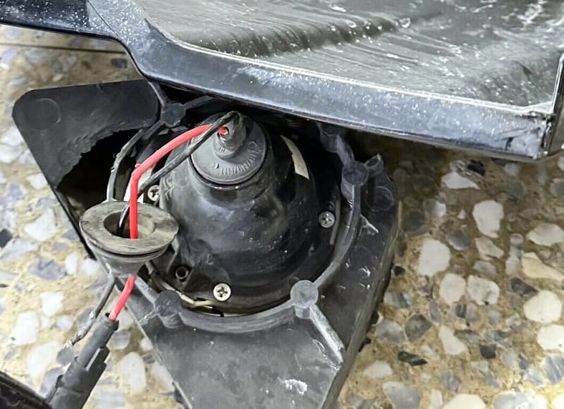 志願役姚姓士兵3日休假開車想前往參觀台灣燈會，途中外追撞泰籍男子，對方傷重不治姚男卻肇逃。警方調閱監視器畫面及現場遺留汽車零件（圖）查出姚男涉重嫌，姚男到案後坦承犯行。（警方提供）中央社記者黃國芳傳真　115年3月4日&nbsp;&nbsp;&nbsp;