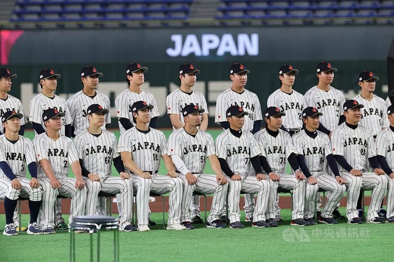 經典賽日本隊4日在日本東京巨蛋練球，陣中球星大谷翔平（前左4）與鈴木誠也（前左5）與隊友們一起拍攝官方形象照。中央社記者王騰毅東京攝 115年3月4日&nbsp;&nbsp;&nbsp;