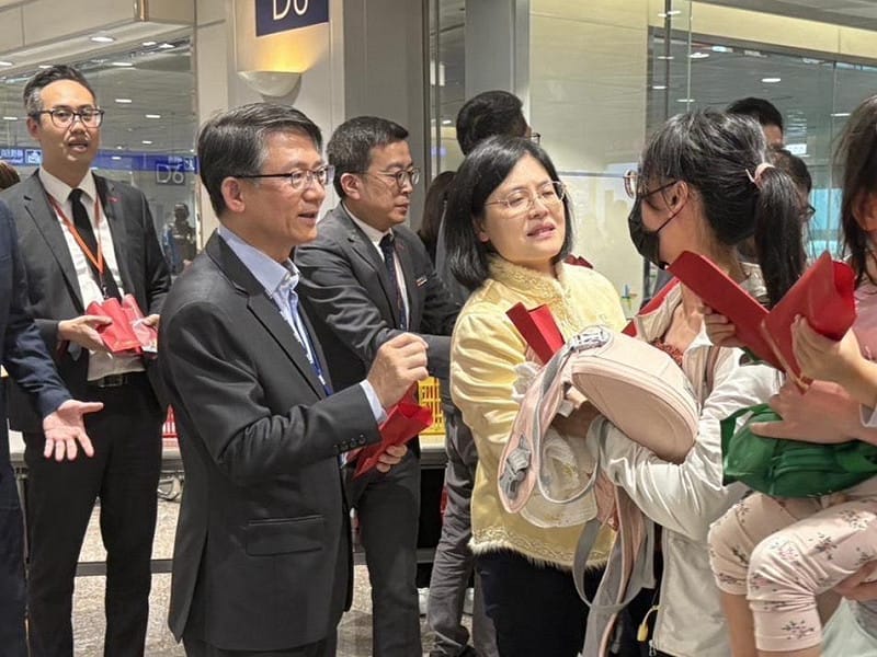 首批滯留中東我國旅客275人返台,官員前往機場表達慰問並聆聽建議。 圖:讀者提供 首批滯留中東我國旅客275人返台,官員前往機場表達慰問並聆聽建議。 圖:讀者提供