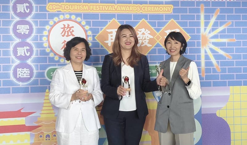 高雄市觀光局長高閔琳(中)與義大遊樂世界及義大開發得獎人。&nbsp;&nbsp;&nbsp;圖：義大世界/提供