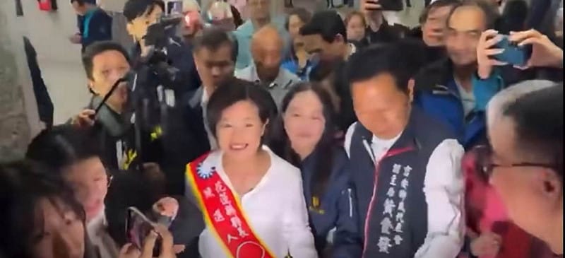 陳培瑜公布影片，游淑貞披著競選背帶在花蓮火車站造勢，痛批竟在「提名第一天」就直接挑戰法律，選舉一開始就踩線，公然違規。&nbsp;&nbsp;&nbsp;圖：截自陳培瑜臉書影片