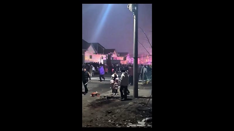 許多網友對這起事件感到十分傻眼，認為這些上街對峙的粉絲懷抱著濃烈的「個人崇拜情緒」。&nbsp;&nbsp;&nbsp;圖：擷取自 @whyyoutouzhele X 分享影片