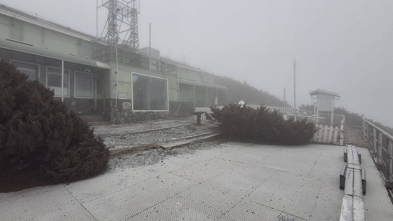 受到冷空氣影響，水氣充足，昨晚開始，位於北峰的玉山氣象站就開始下雪，雪深5公分。&nbsp;&nbsp;&nbsp;圖：氣象署／提供