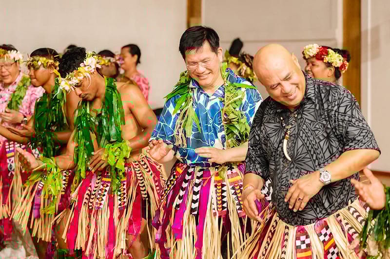  林佳龍與吐瓦魯總理戴斐立（Feleti Teo）跳當地傳統舞蹈。 圖：翻攝自林佳龍臉書 