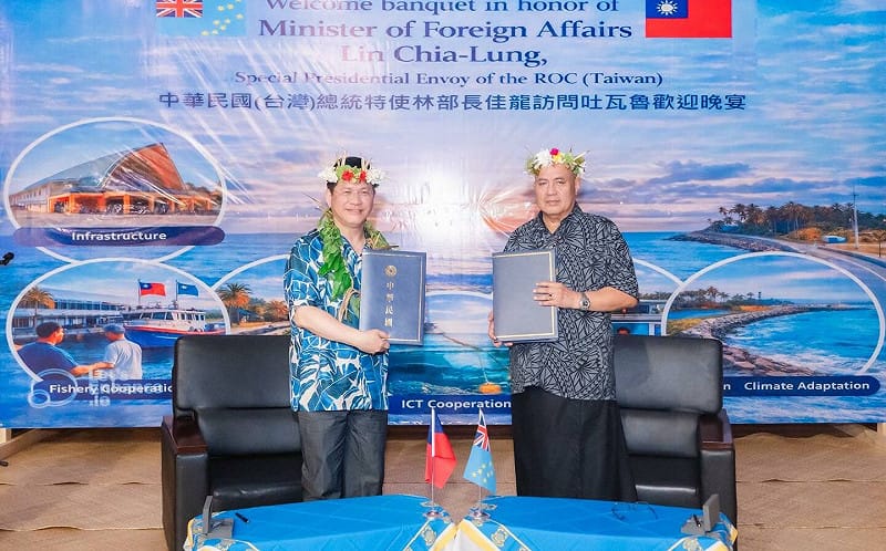 跳吐瓦魯傳統舞蹈 林佳龍簽署「避免所得稅雙重課稅」協定 