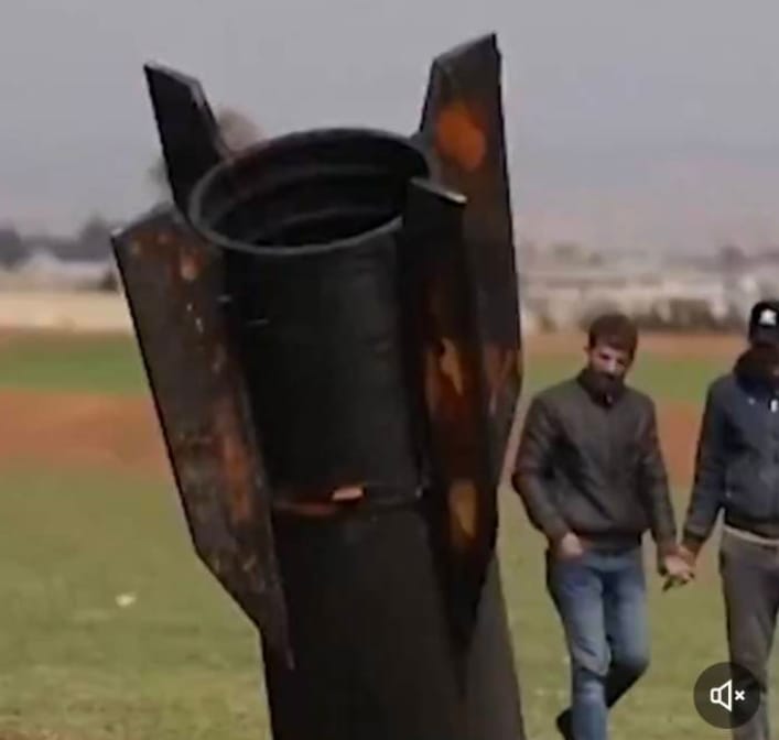  兩個男性民眾手牽手圍觀射向土耳其的未爆彈。 圖 : 影片截圖 