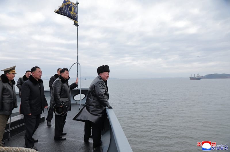 北韓領導人金正恩登5000噸級新型驅逐艦「崔賢號」，視察服役前準備情形。&nbsp;&nbsp;&nbsp;圖：翻攝朝中社