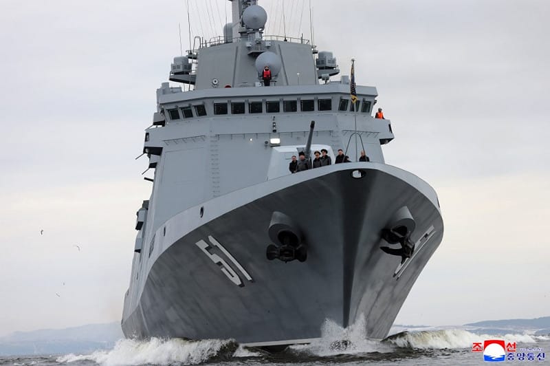 北韓領導人金正恩登5000噸級新型驅逐艦「崔賢號」，視察服役前準備情形。&nbsp;&nbsp;&nbsp;圖：翻攝朝中社