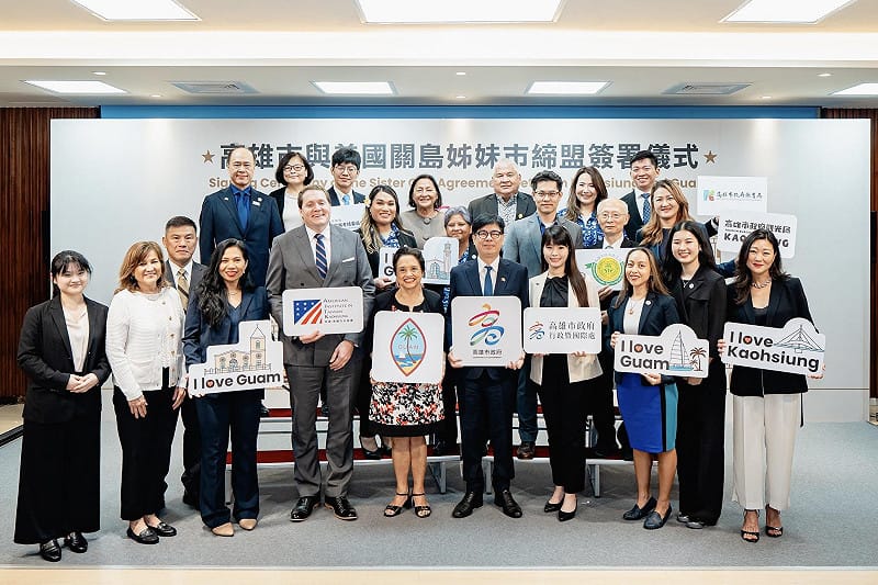 古蕾露(前排左五)率團訪問高雄市政府。&nbsp;&nbsp;&nbsp;圖：高雄市行國處/提供