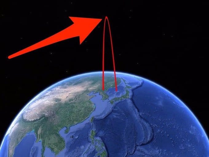  以色列在襲擊哈梅內伊官邸時，使用了最新的導彈發射技術，讓導彈飛出大氣層後以超過 5 馬赫的速度落下。有網友分析稱，相關技術發射的導彈「幾乎無法探測或攔截」。 圖：翻攝自 @LPX2019 X 帳號 