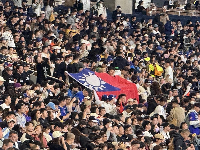 有台灣球迷在東京巨蛋現場亮起大幅國旗。&nbsp;&nbsp;&nbsp;圖：翻攝自李逸洋臉書