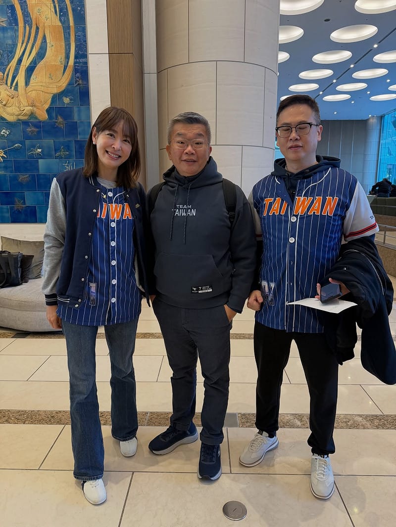 賈永婕（左）與老公（右）飛日本東京巨蛋為台灣加油，與中華職棒會長蔡其昌（中）合影。&nbsp;&nbsp;&nbsp;圖：取自賈永婕臉書