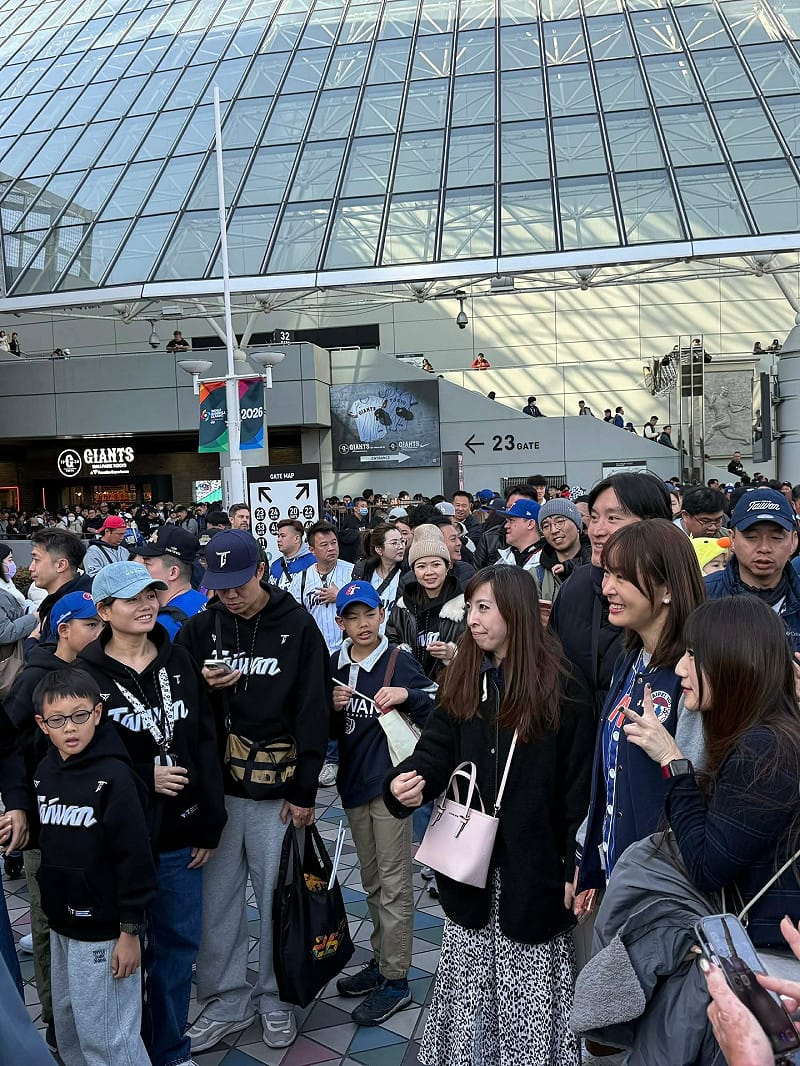 賈永婕飛抵東京，隨即被大批台灣球迷包圍，台灣球迷淹沒東京巨蛋，滿滿的熱血。&nbsp;&nbsp;&nbsp;圖：取自賈永婕臉書