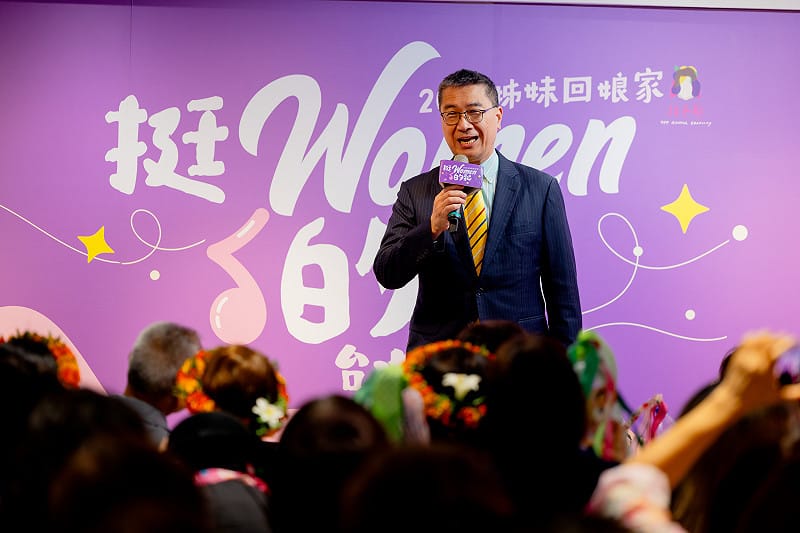  徐國勇說，人要純情一點，像何欣純一樣純。 圖：民進黨提供 