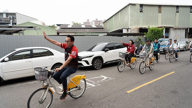 林智鴻(左一)一馬當先，率好友在鳳山進行最後衝刺。&nbsp;&nbsp;&nbsp;圖：林智鴻服務處/提供