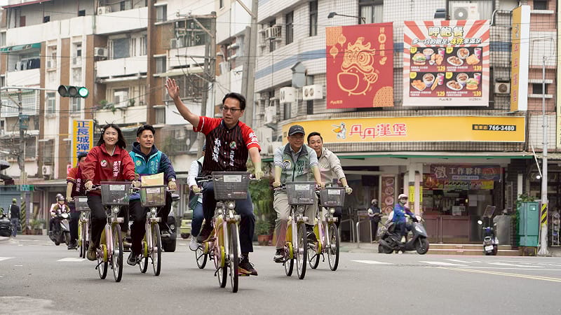 林智鴻(中)率好友在鳳山進行最後衝刺。&nbsp;&nbsp;&nbsp;圖：林智鴻服務處/提供