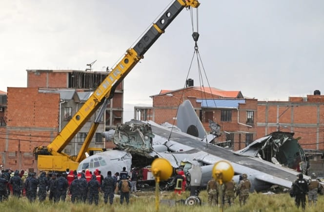 玻利維亞工程人員用起重機吊起墜毀的C-130 大力神運輸機。&nbsp;&nbsp;&nbsp;圖 : 翻攝自上觀新聞