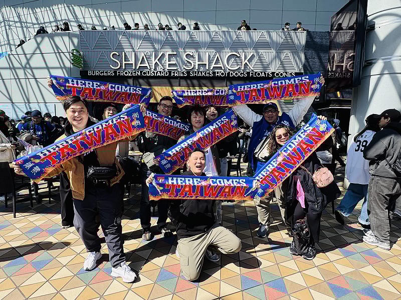 世界棒球經典賽（WBC）5日在東京巨蛋拉開序幕，中華隊迎戰澳洲隊，現場湧入超過4萬名觀眾，據觀察「九成以上為台灣球迷」。&nbsp;&nbsp;&nbsp;圖：楊明珠提供