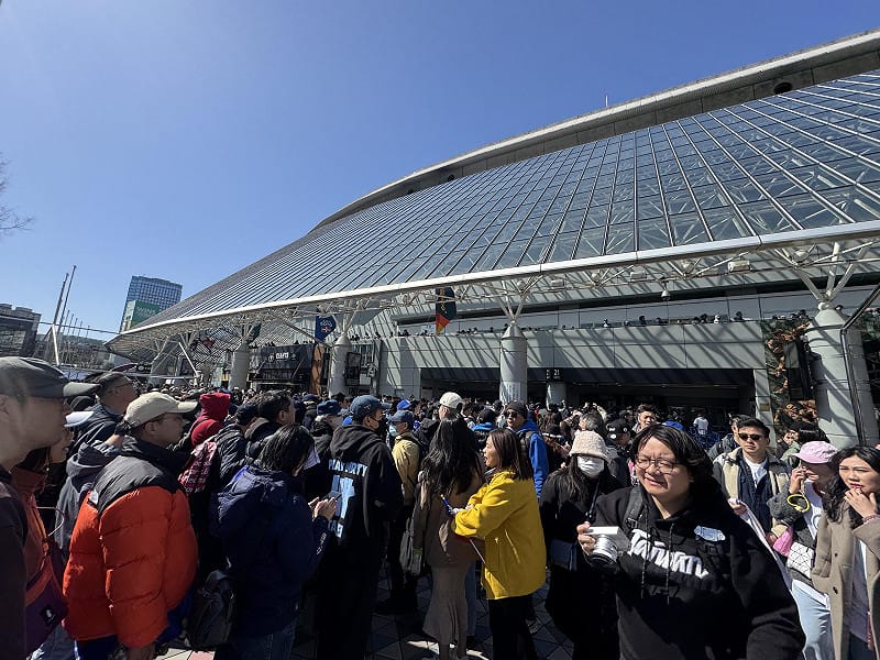 世界棒球經典賽（WBC）5日在東京巨蛋拉開序幕，中華隊迎戰澳洲隊，現場湧入超過4萬名觀眾，據觀察「九成以上為台灣球迷」。&nbsp;&nbsp;&nbsp;圖：楊明珠提供