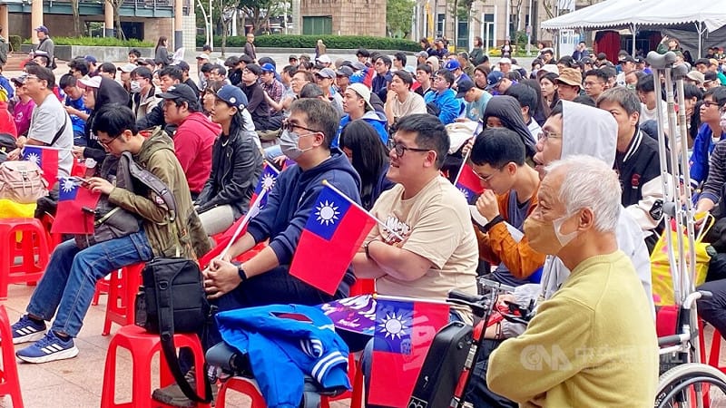 新北市政府體育局5日上午在市府市民廣場前，舉辦世界棒球經典賽台灣隊對決澳洲隊戶外直播，吸引約500名球迷揮舞加油棒與國旗，緊盯螢幕為台灣隊加油。中央社記者黃旭昇新北攝   115年3月5日&nbsp;&nbsp;&nbsp;