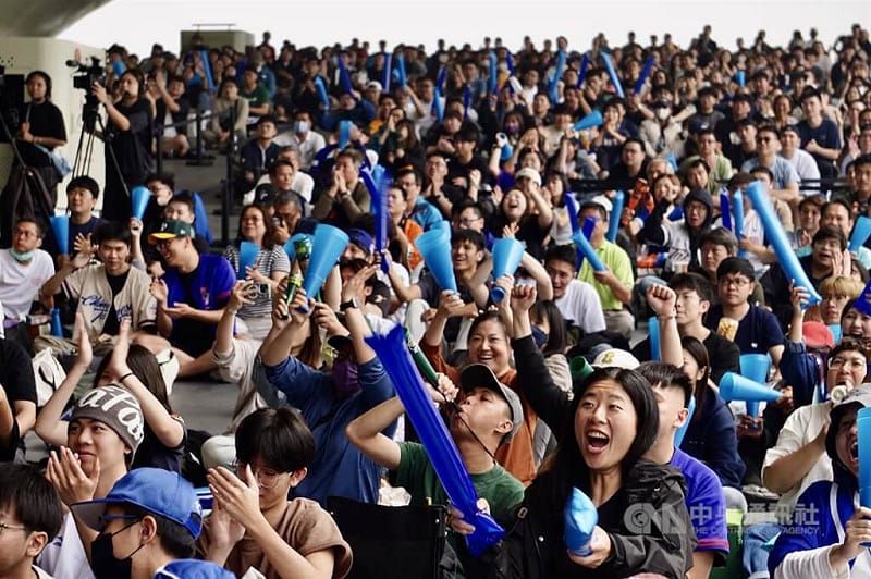 許多高雄市民眾湧入衛武營國家藝術文化中心觀看戶外直播，齊聲為台灣隊加油打氣。中央社記者董俊志攝　115年3月5日&nbsp;&nbsp;&nbsp;