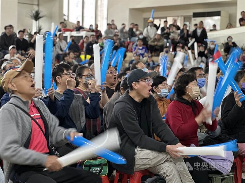 彰化縣政府5日在縣府中庭直播世界棒球經典賽（WBC）台灣隊對澳洲隊賽事，民眾熱情揮舞加油棒，齊聲吶喊。中央社記者鄭維真攝　115年3月5日&nbsp;&nbsp;&nbsp;