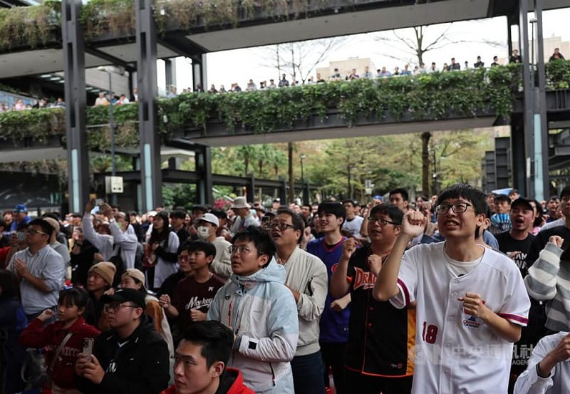 台北信義商圈戶外直播派對，許多球迷到場觀賞賽事轉播，為球員賣力應援。中央社記者趙世勳攝　115年3月5日&nbsp;&nbsp;&nbsp;