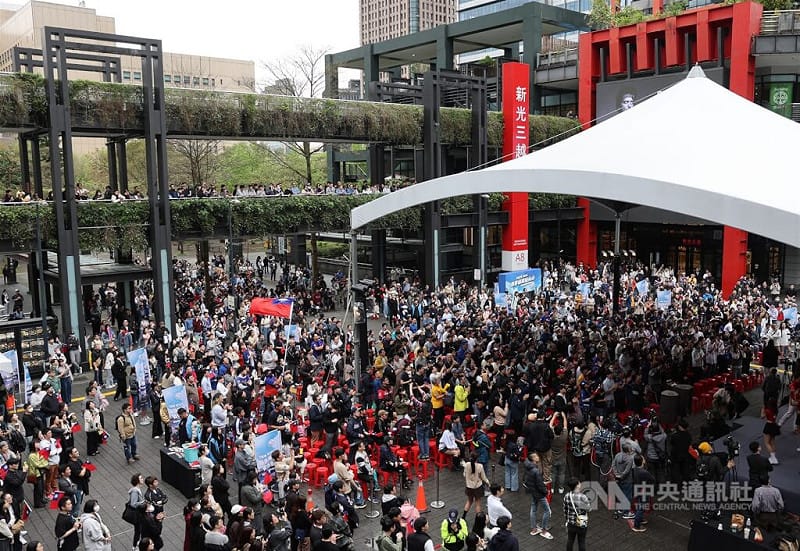 球迷們擠滿台北信義商圈會場為球員賣力應援，整個商圈範圍都見民眾駐足觀賞賽事轉播。中央社記者趙世勳攝　115年3月5日&nbsp;&nbsp;&nbsp;